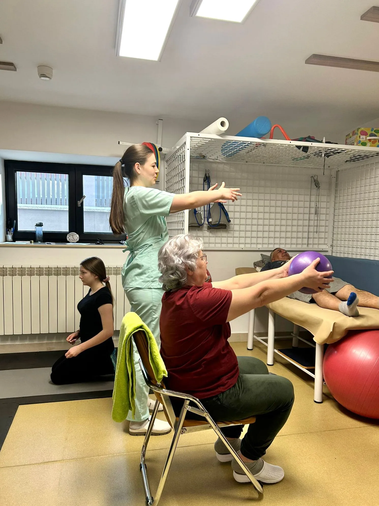 Ședință de kinetoterapie în grup — kinetoterapeut ghidând exerciții de recuperare la Clinica Medicală TrifMed Fălticeni